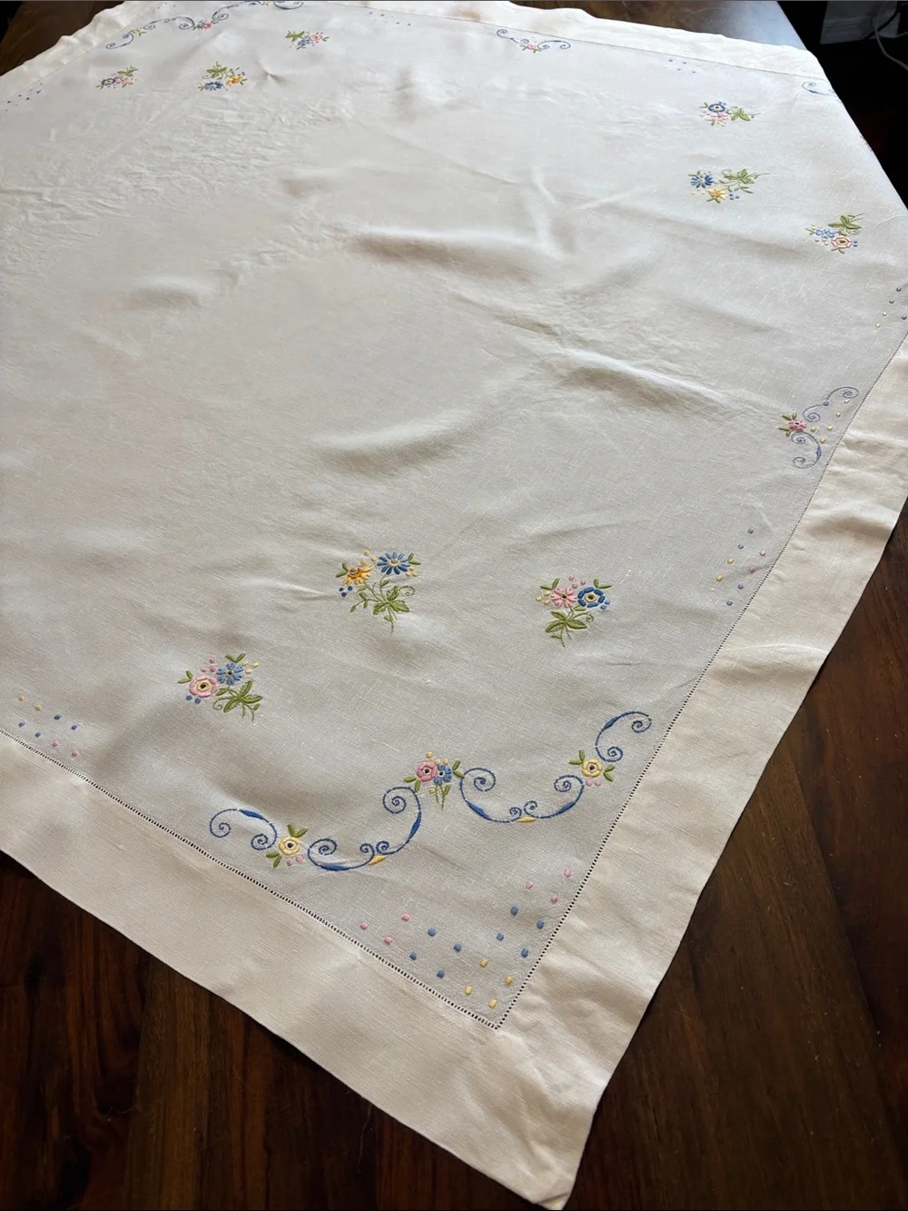 Embroidered Vintage Floral Tablecloth - Classic Home Dining with Sweetness!